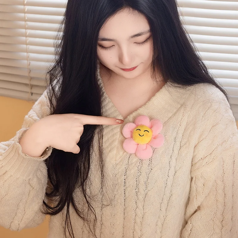 8cm 해바라기 가슴꽃 부드러운 봉제 장난감 스마일 화려한 꽃 인형 시뮬레이션 꽃 브로치 봄 선물 친구들을 위한