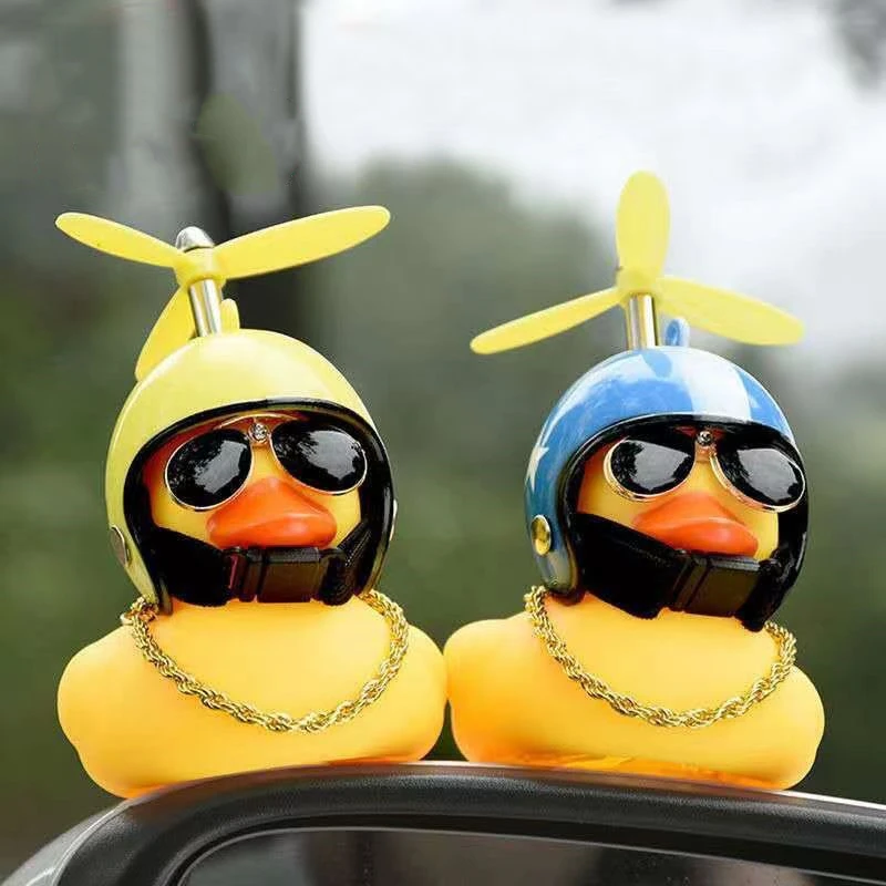 Auto Gummi Ente Spielzeug mit Helm kleine gelbe Ente Auto Armaturen brett  Ornamente coole Brille Ente Auto Dekoration Fahrrad zubehör - AliExpress