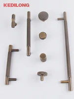 มือจับทองเหลืองแท้สไตล์ยุโรปแบบเรโทรลายกนูลิงสำหรับตู้ครัว มือจับรูปตัว T สีทองเหลืองโบราณ มือจับลิ้นชักทองแดงแบบยาว 2