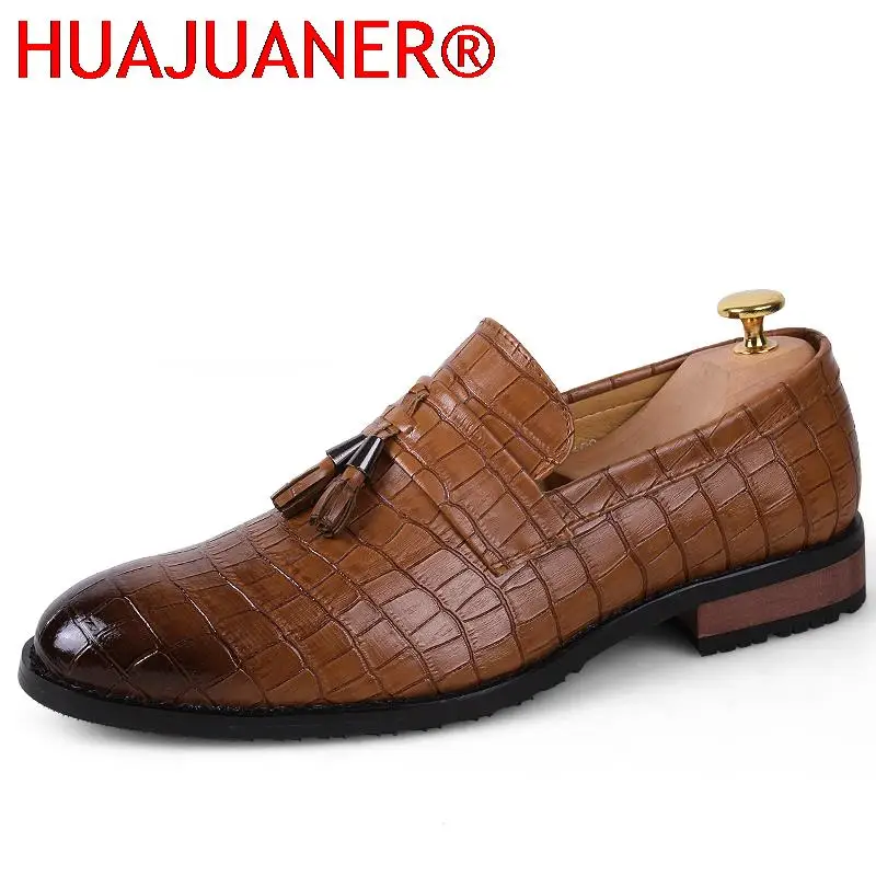 

2023 Mens Shoes Pointed Toe Casual Slip on Loafers Crocodile Pattern Tassel Formal Shoes Business Office Classic Designer Shoes