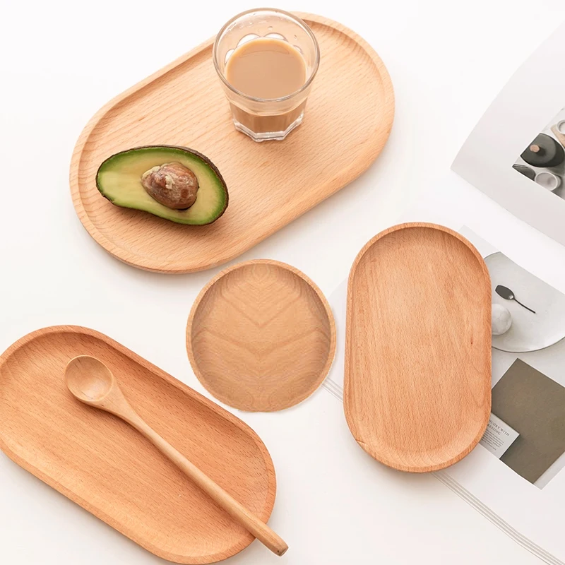Zwart dienblad met ochtendontbijt — croissant en espresso