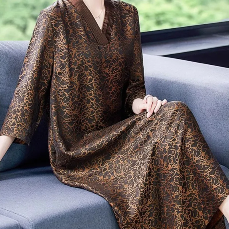 Silk Dress for Plump Mothers, and Fashionable, Overknee Skirt Old, Covering