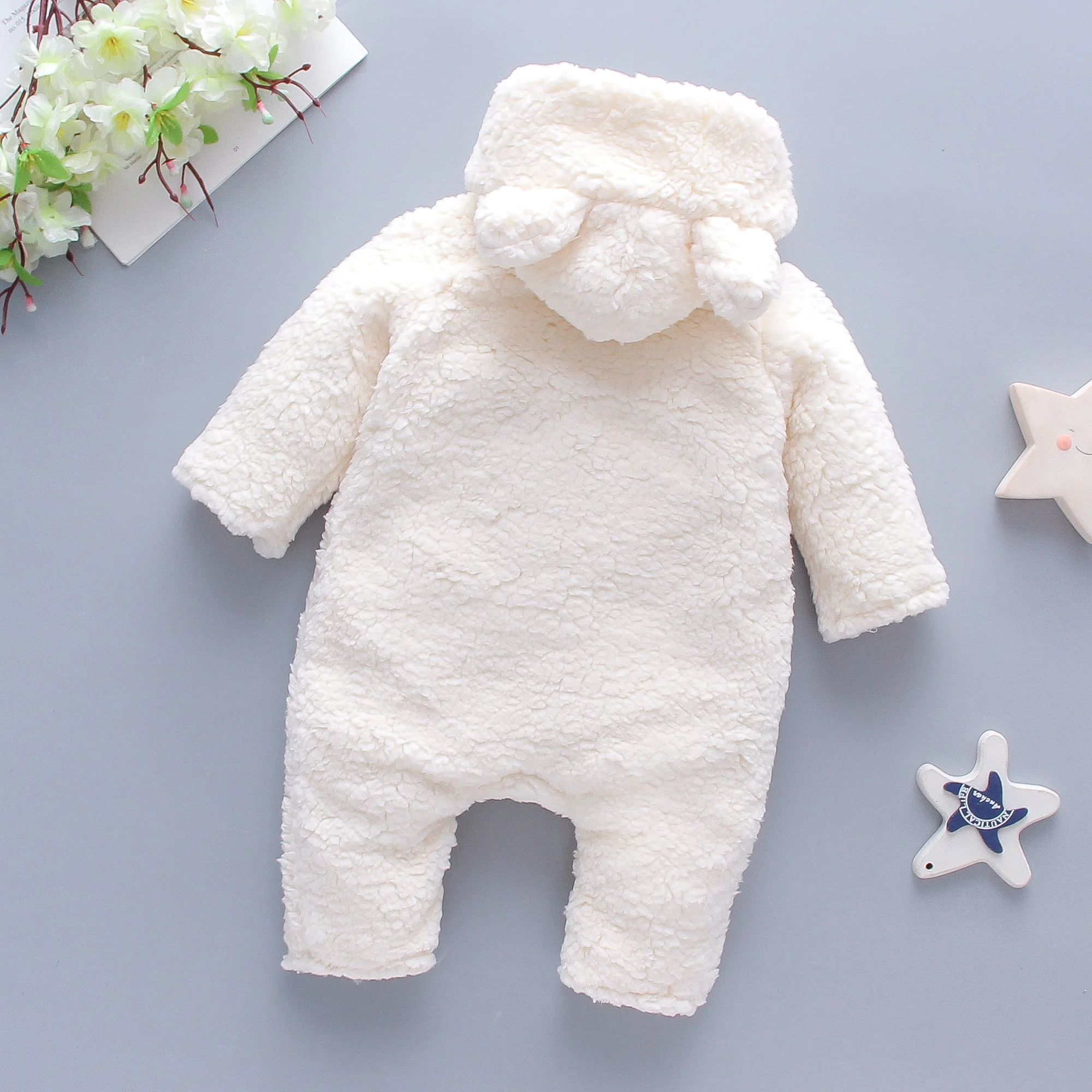 Cute lamb hair baby girl jumpsuit with bear embroidery. Hooded, thickened winter crawling suit with zipper closure for warmth and comfort. Perfect for cold days!