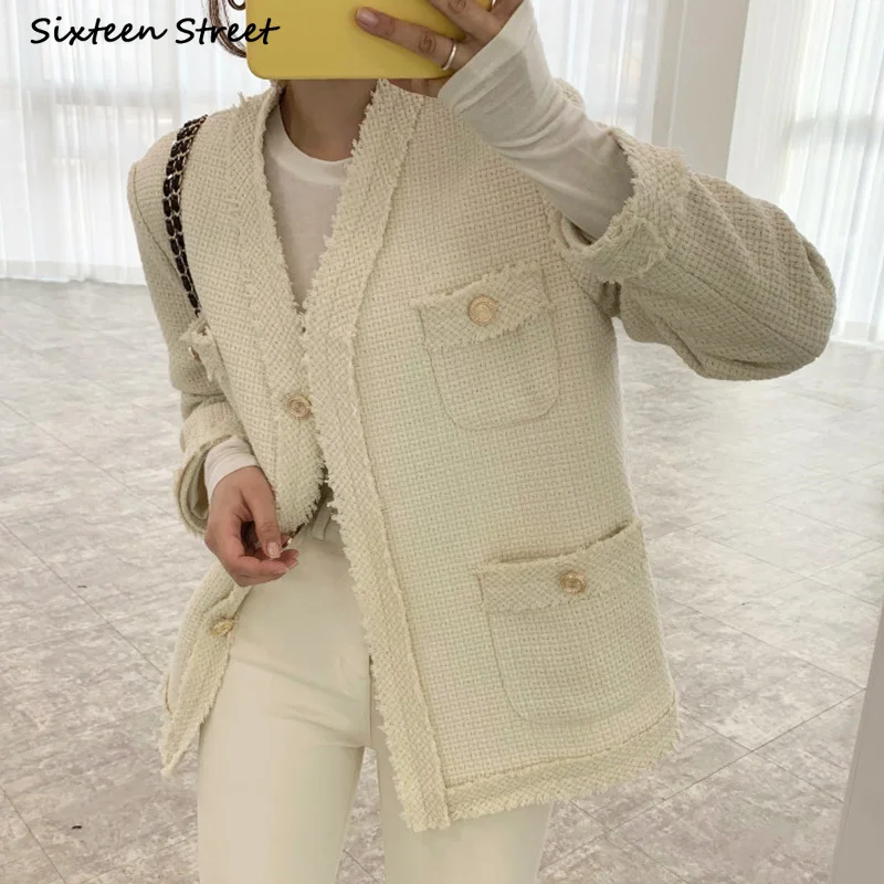 

Elegant Tweed Jacket Women Golden Button Fall V-neck Vintage Beige Cropped Coat Runway Design Business Pocket Outfit Winter m