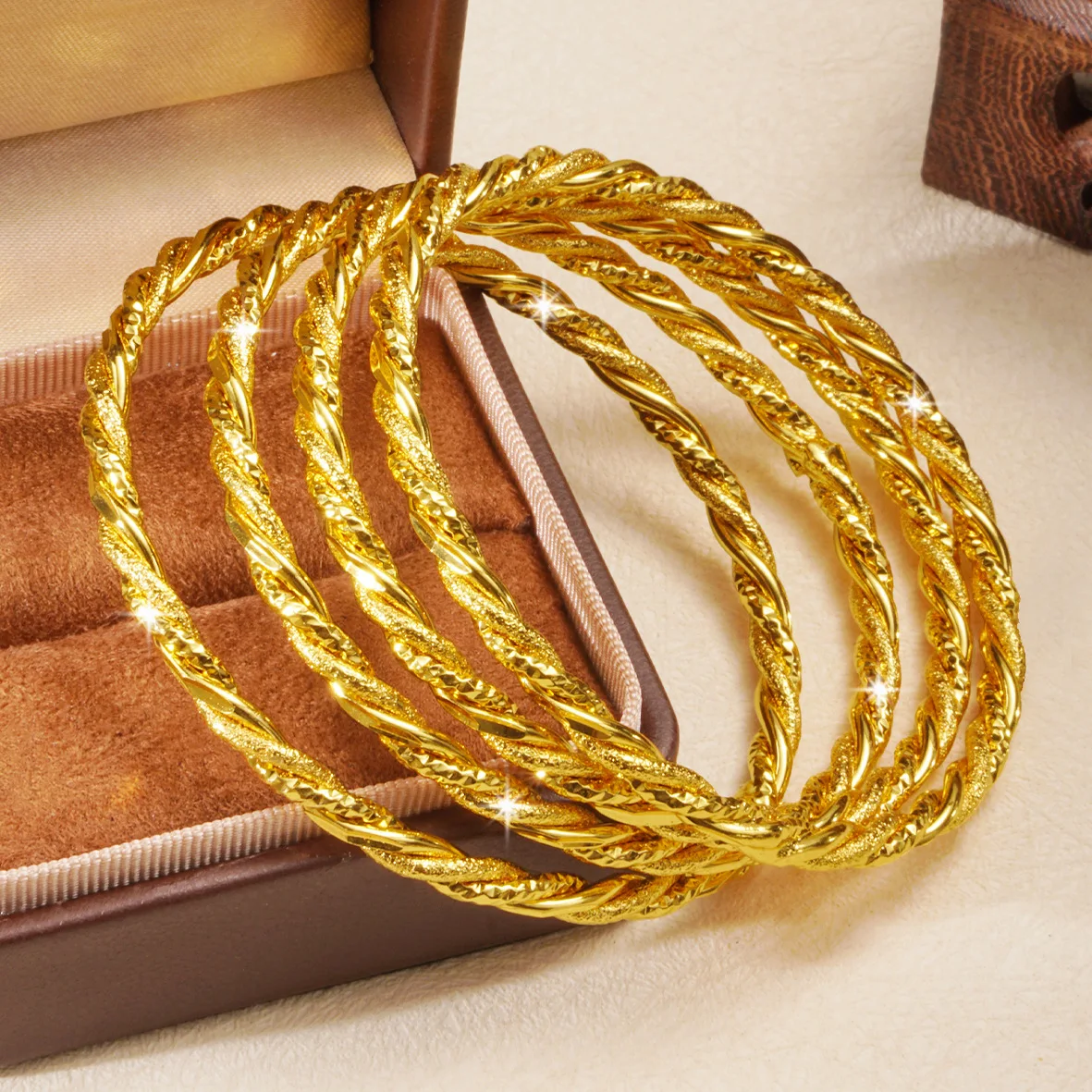 4 Stück Dubai 24K Goldfarbene Armreifen für Frauen, afrikanischer Twist-Schmuck, Armbänder, brasilianische indische Hochzeits-Designer-Armbänder, Geschenke – Detail 8
