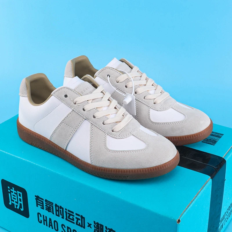 Spring and summer retro low top sneakers are versatile, lightweight, comfortable, and casual sports shoes for both men and women