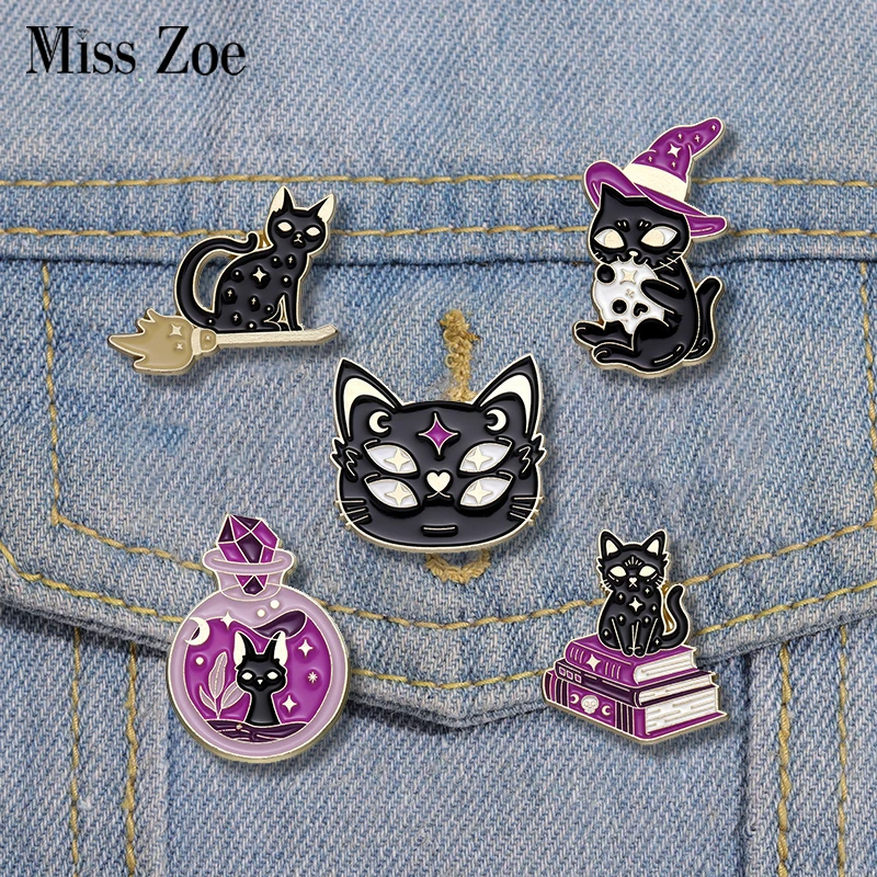 Hexe Katzen Emaille Pins benutzer definierte schwarze Kätzchen Zauber Buch Zaubertrank Broschen Revers Abzeichen Gothic Tiers chmuck Geschenk für Freunde
