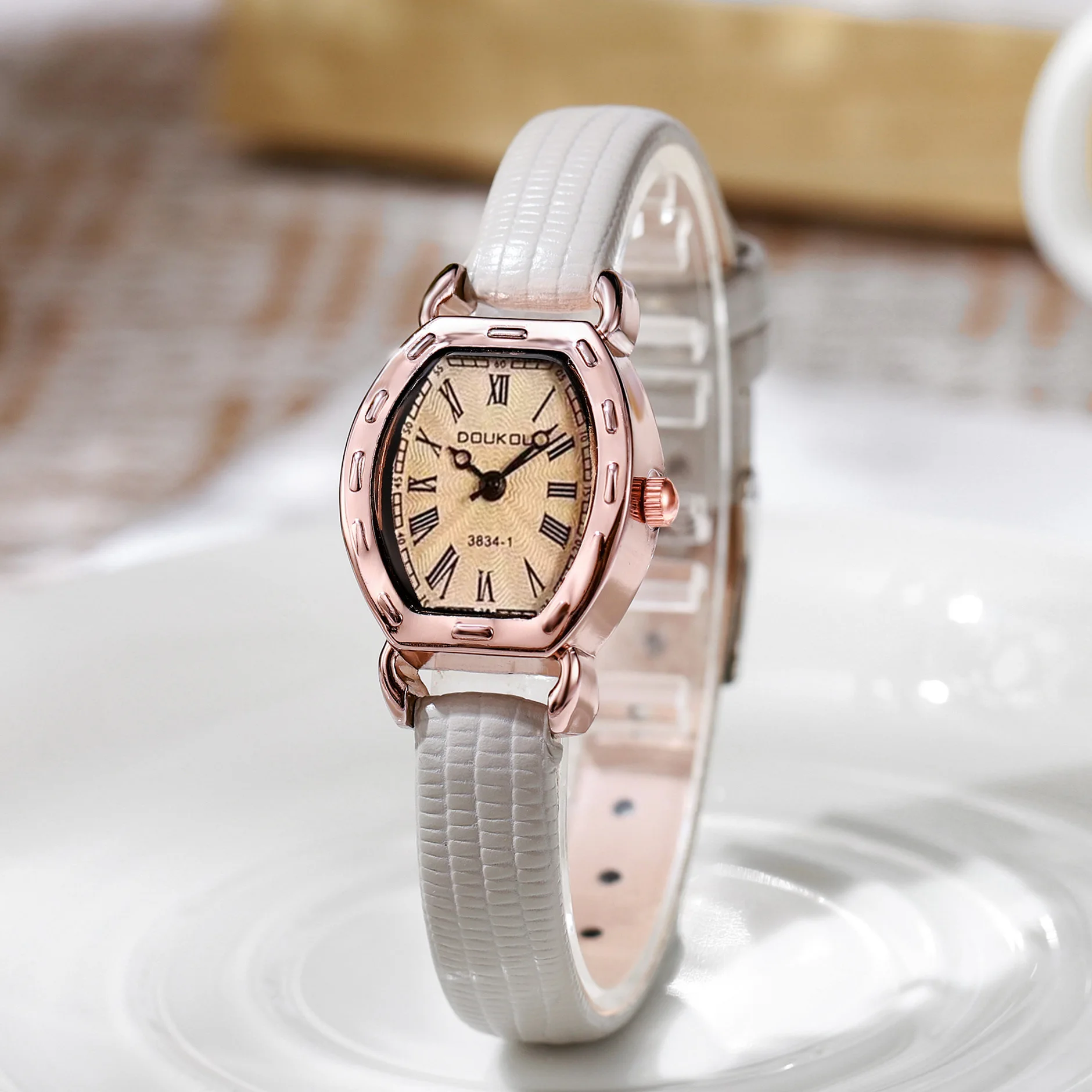 Women's Watch Fashion Retro Leather Strap Women's Quartz Watch Small Square Dial Women's Clock