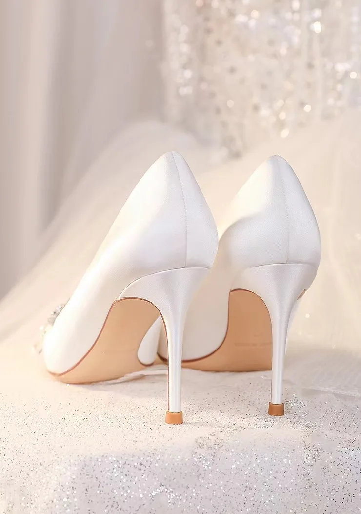 Latest Popular White Wedding Shoes Lace Fashion High Heels Pearl Women′ S  Pumps - China Walking Style Shoe and Casual Shoes price
