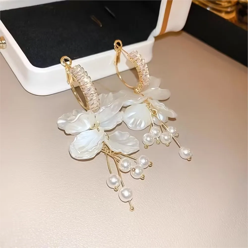 Elegant White Layered Ruffled Petal Design Earrings for Women Fashion Floral Dangle Earring Jewelry Wedding Anniversary Gifts