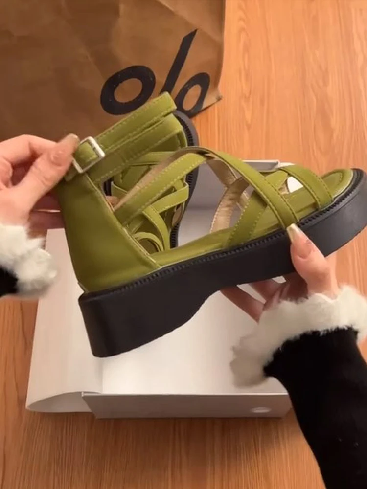 

Сандалии в римском стиле женские, удобные босоножки на танкетке, каблук-танкетка, маффины, гладиаторы средней высоты, в стиле ретро, черные, 2024 Pla, на лето