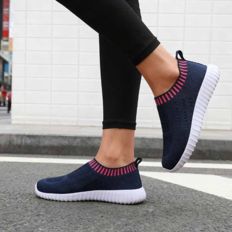 Women's Ultra Light Walking Shoes Fashion Fly Woven Mesh Breathable Sneakers Outdoor Casual Fashionable Soft Women's Flat Shoes
