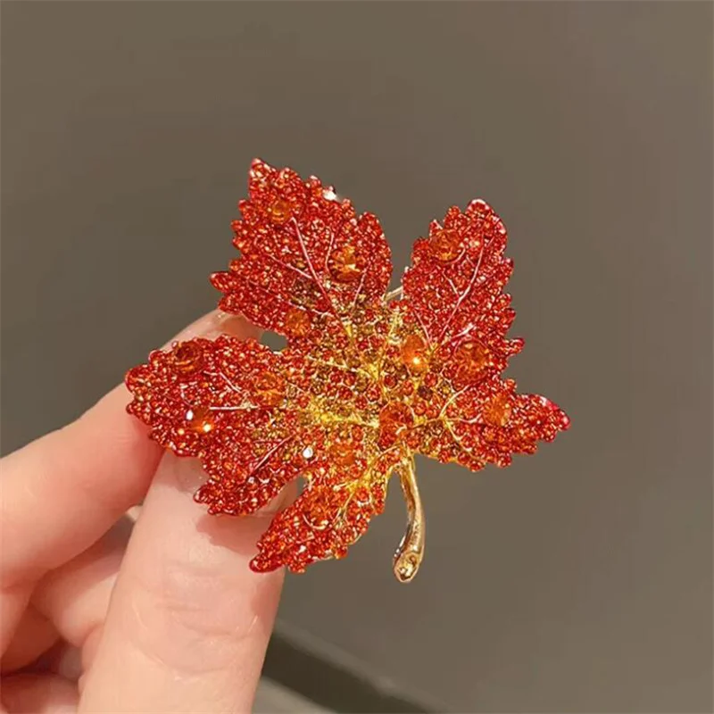 Spilla Foglia D'acero Con Strass - Design Vintage Rosso, Perfetta Per Abiti E Bouquet