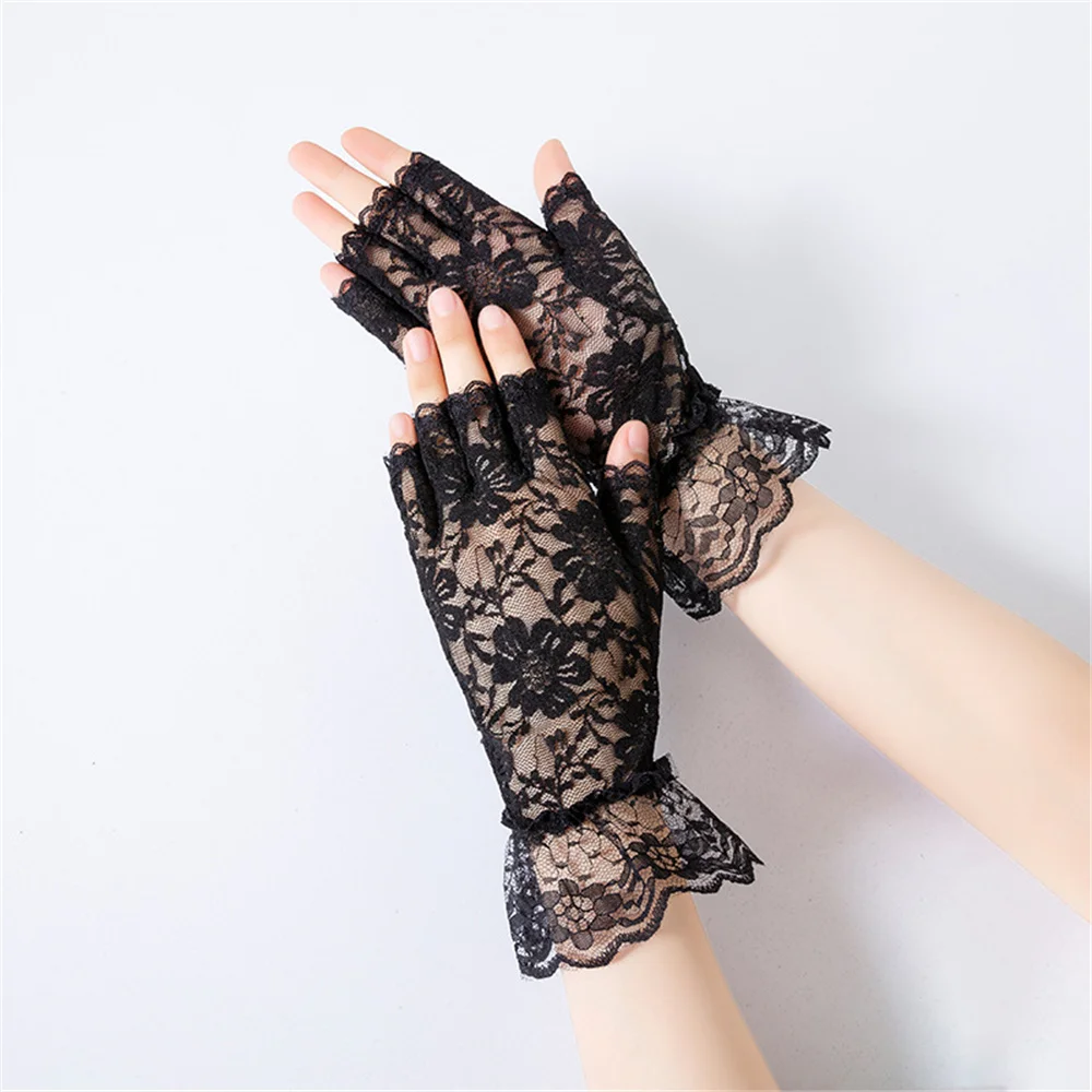 LACE GLOVES: Women's Accessories