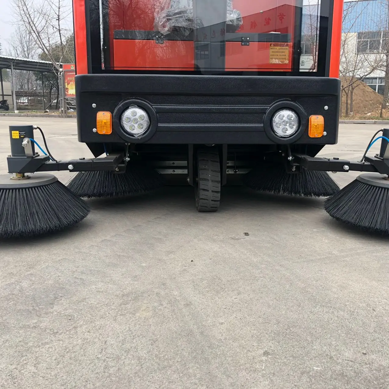 Рисунок 4 - Многофункциональная уборочная машина