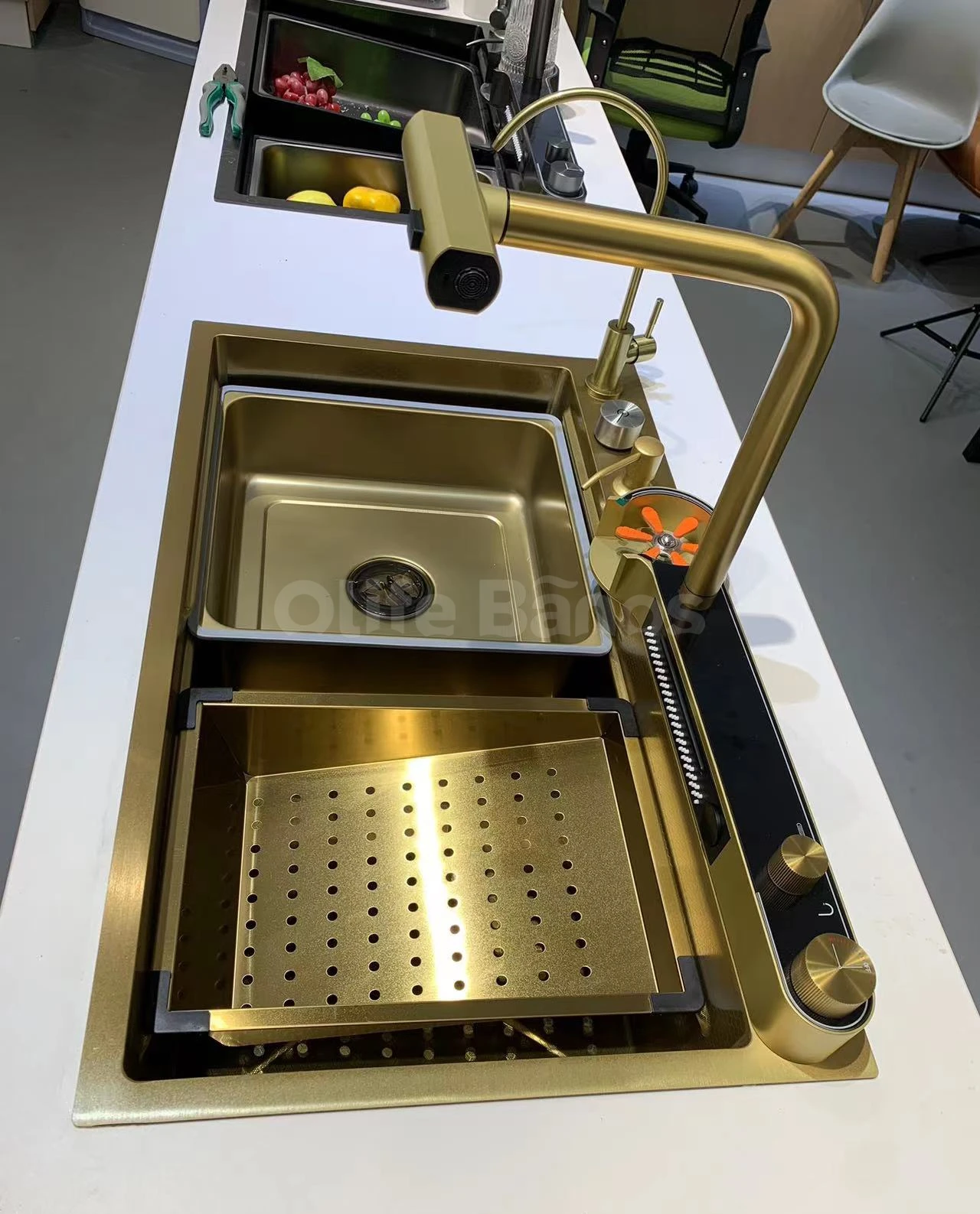 TikTok Trend Gold Smart Digital Display Emitting Diode Double Waterfall Rainfall Faucet Honeycomb Nano Ceramic Kitchen Sin 2