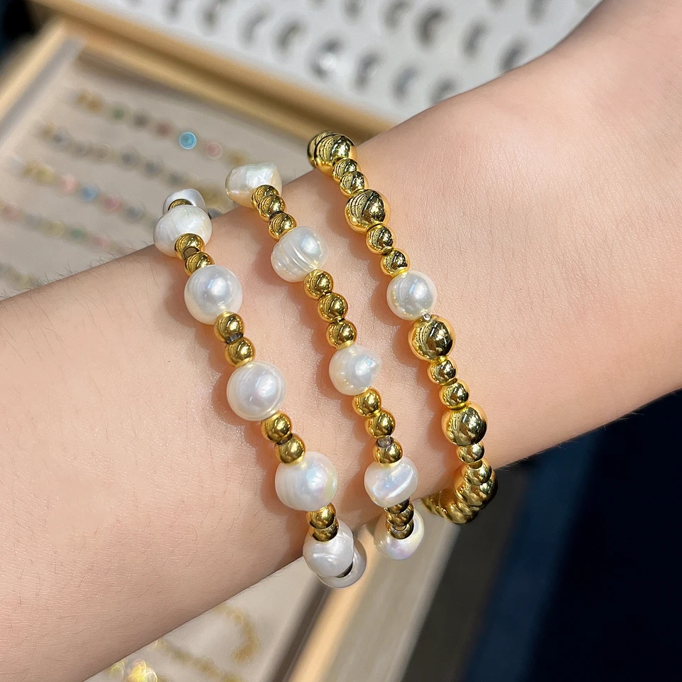 Set di braccialetti con perline riempiti d'oro, braccialetti di perle, braccialetti d'oro impilati, gioielli di perle, gioielli da sposa - Italia