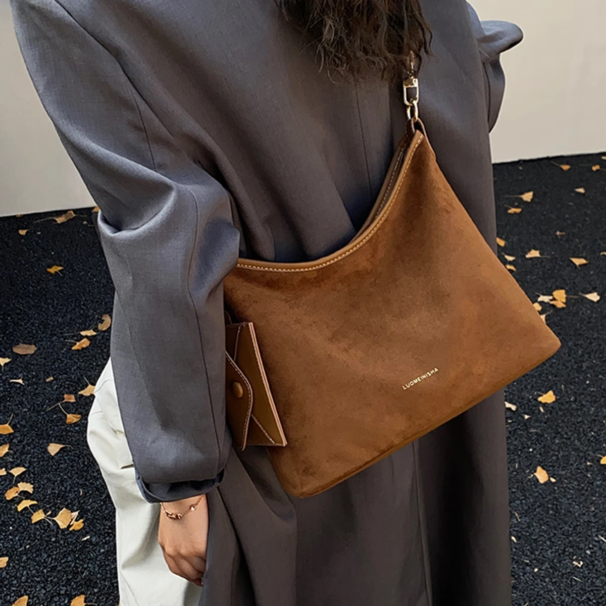 This Year's Popular Suede Crossbody Bag for Women 2025 Autumn and Winter New Frosted Retro Shoulder Bag Large Capacity Commuter Bag for Students Attending Classes