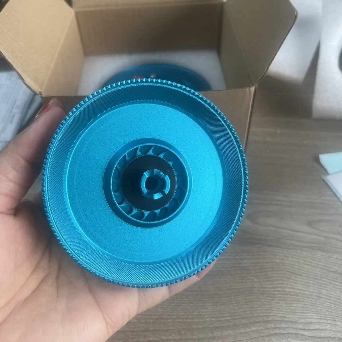 Drone T40 bleu avec caméra en gros plan, détails visibles