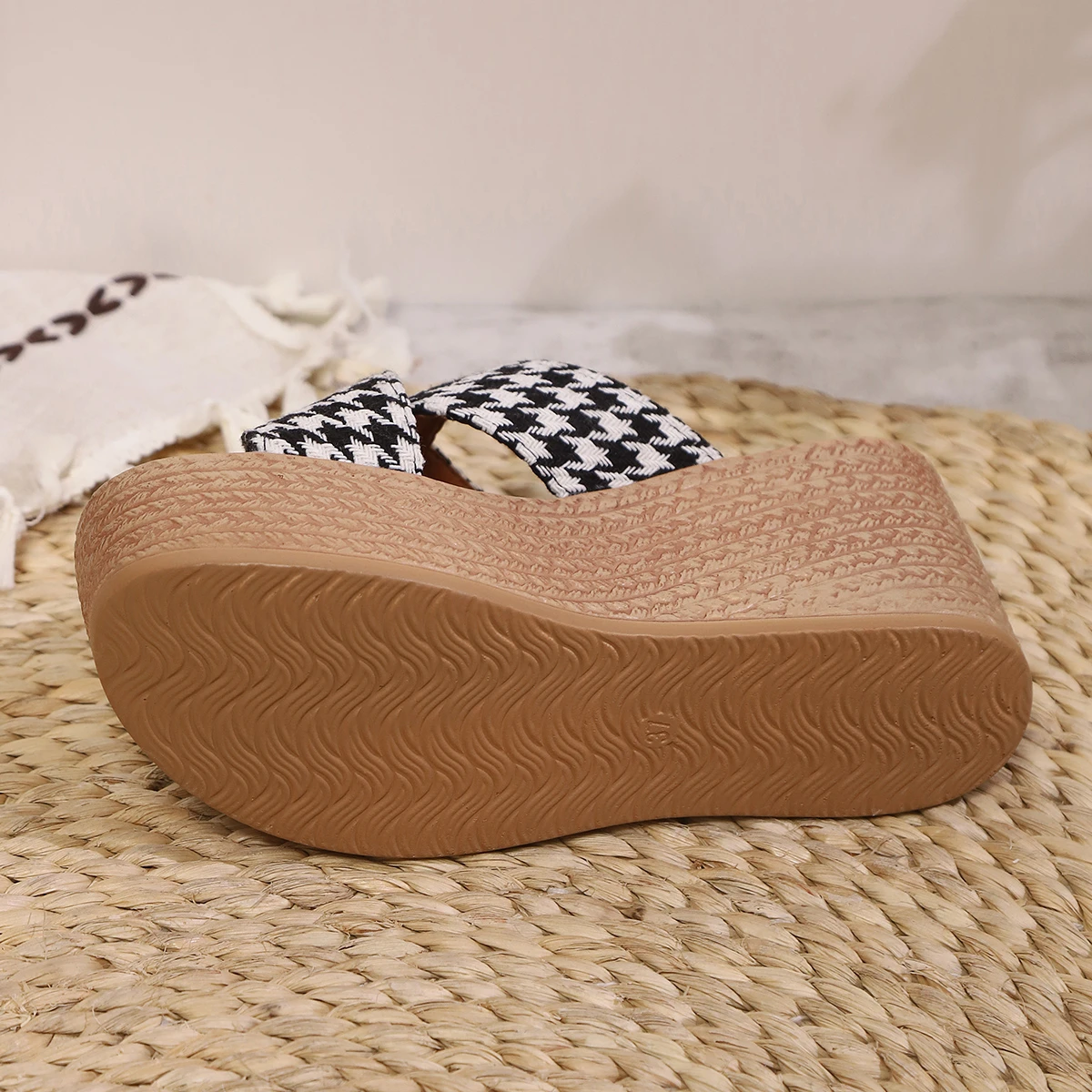 شباشب نسائية موضة صيف 2025 صنادل بنعل عريض شباشب م...