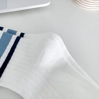 Quatre paires de chaussettes pour enfants pour le printemps et l'automne, style polyvalent rayé, chaussettes mi-mollet avec un style scolaire. 5