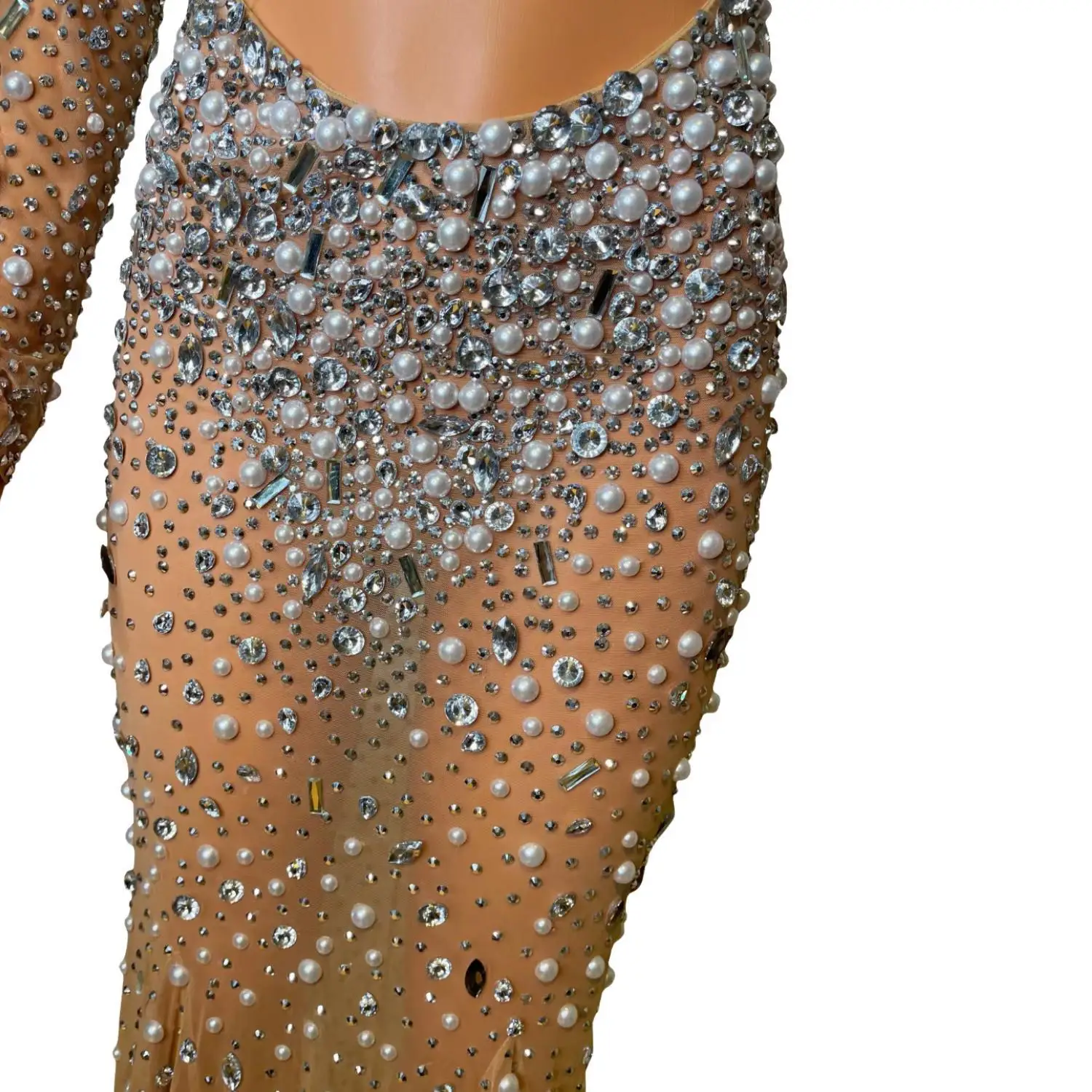 Рисунок 6 - Роскошное платье с кристаллами и жемчугом