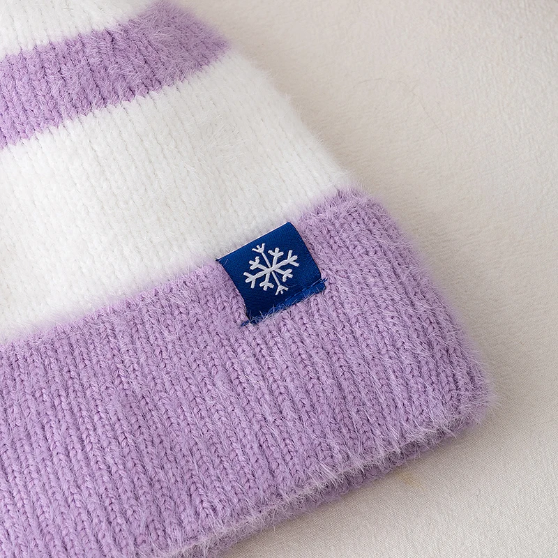 New Style Snow Label Beanie Hat Color Blocked Style Plush Fur Lined Pompoms Warm Winter Hat Fashion Y2k Beanie For Woman Girl