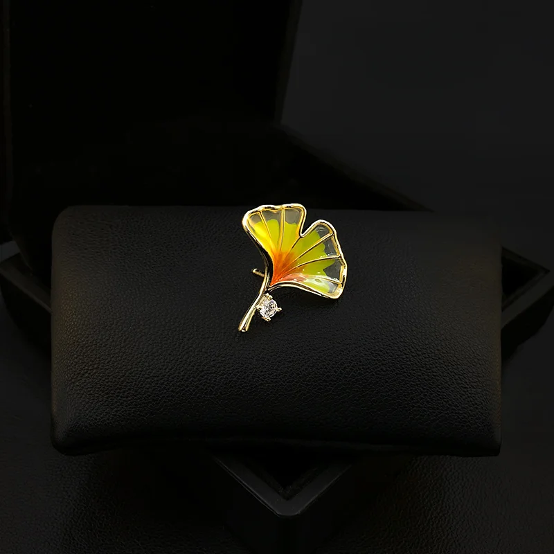 Small Exquisite Ginkgo Leaf Brooch High-End Women's Suit Corsage Collar Anti-Exposure Cardigan Buckle Lapel Pin Ornament Jewelry