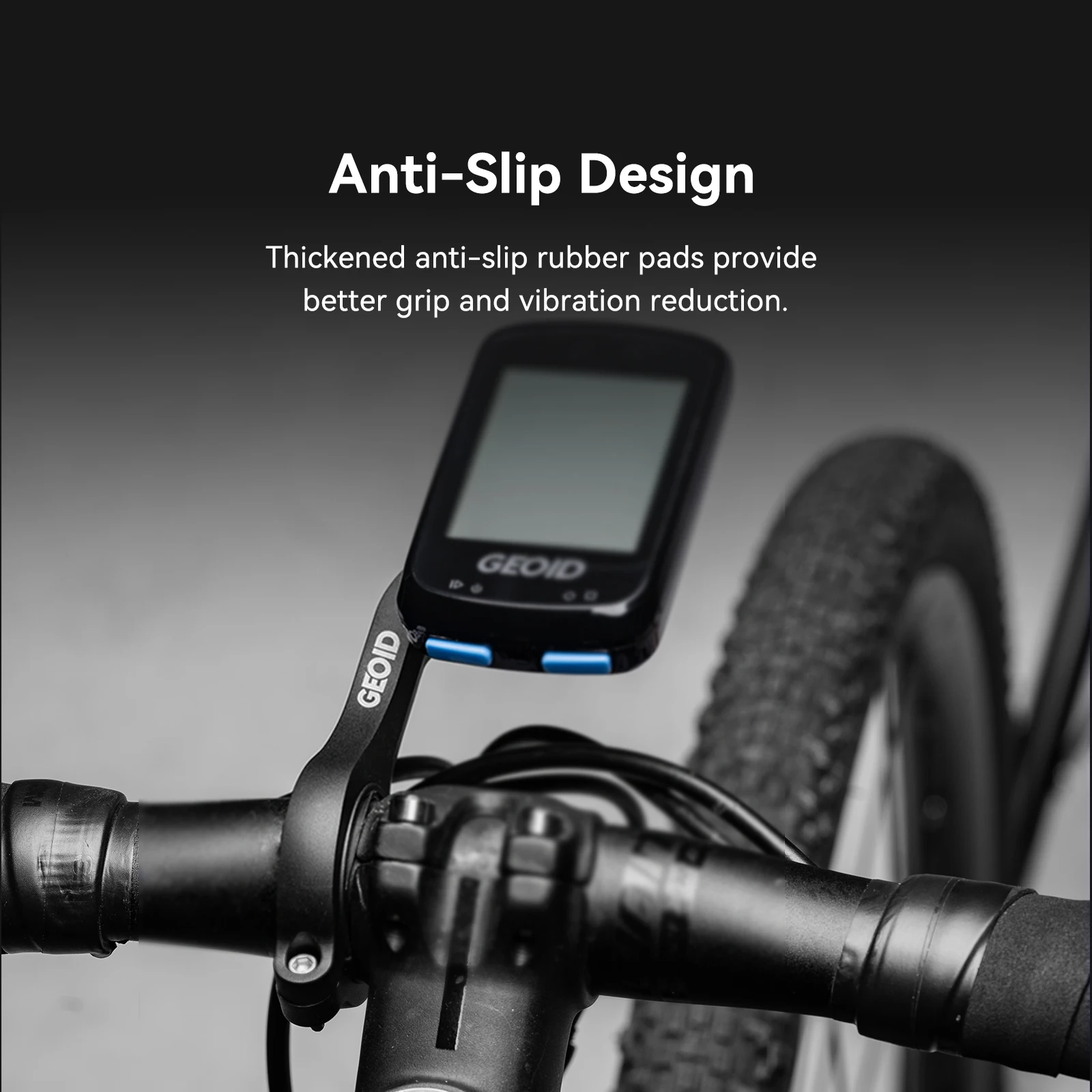 Vue rapprochée du support d'extension pour caméra sport et GPS vélo, avec une GoPro et un Wahoo installés.