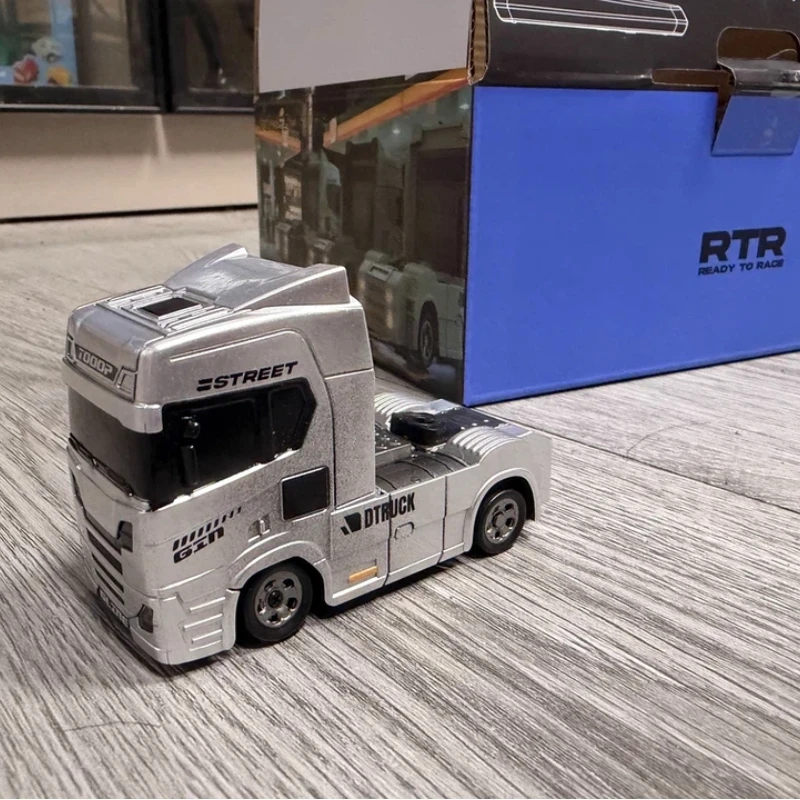1/64 미니 RC 드리프트 트럭 2.4G 4WD RC 자동차 LED 라이트 15KM/H 고속 레이싱 장난감 멀티플레이어 재미 어린이 생일 선물