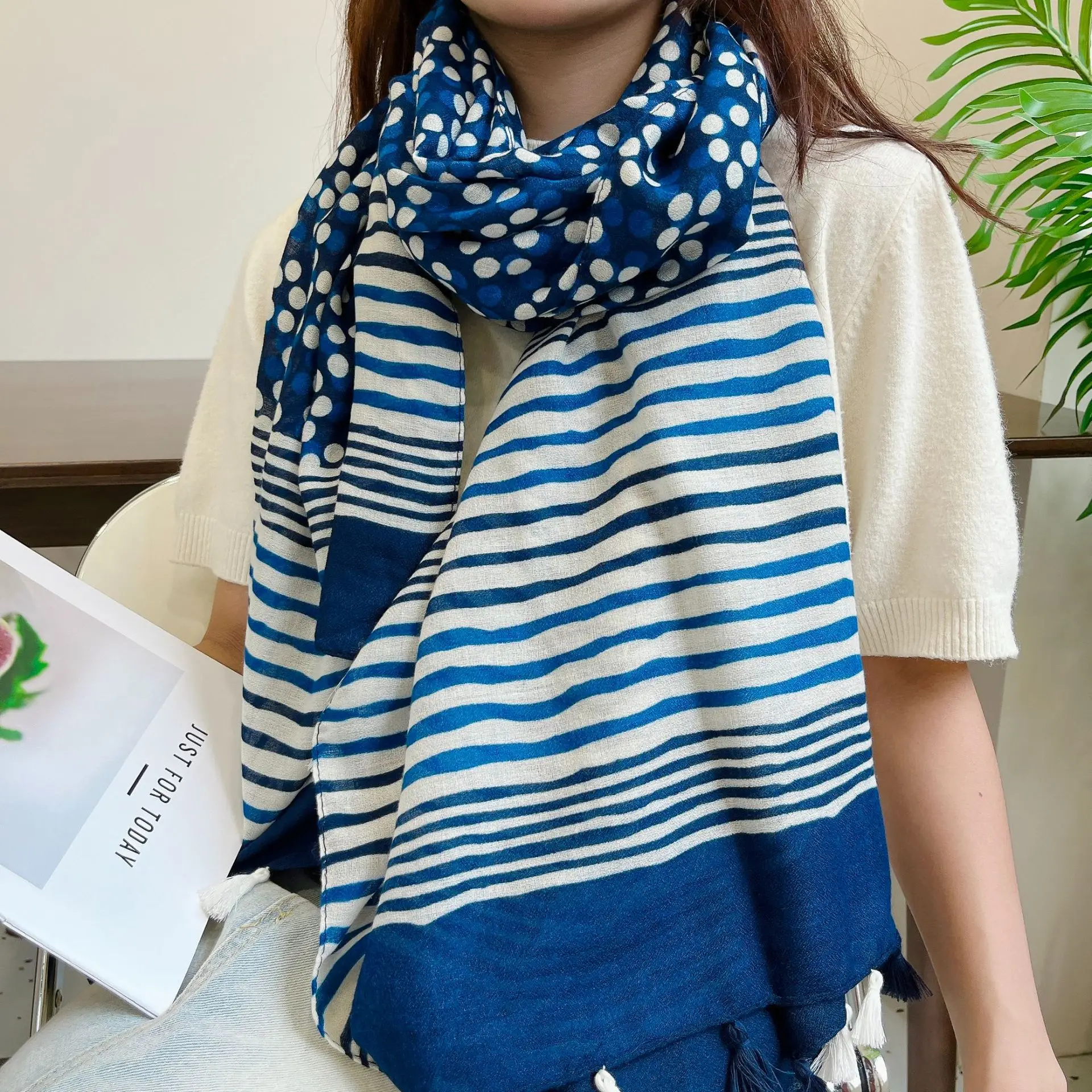 Atmungsaktiver, schöner, floraler, weicher Polyester-Schal, Boho-Chic-Quastenschal für Damen, perfekt für Reisen und Freizeit, muslimischer Hijab, 180 x 90 cm – Detail 17