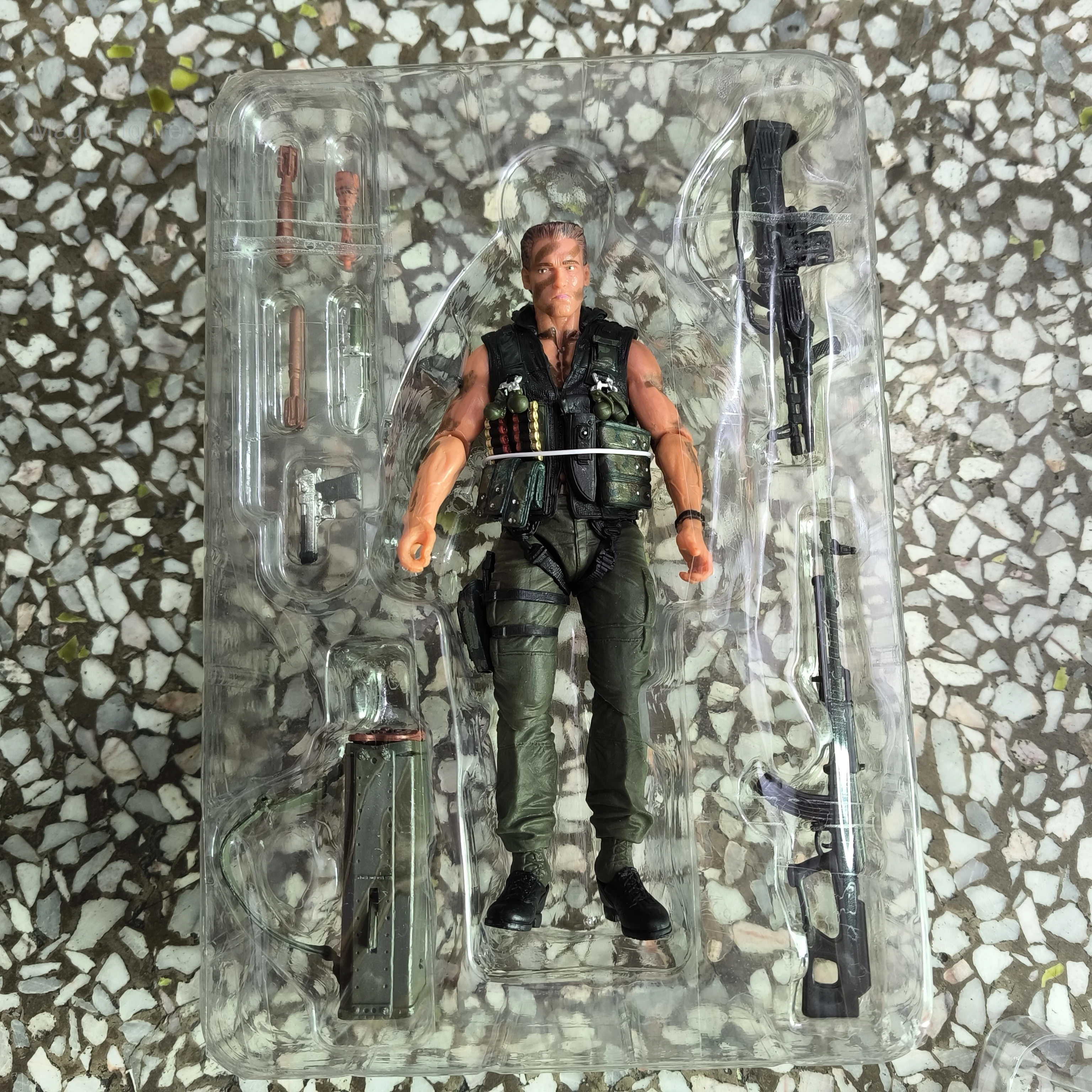 NECA コマンドー KNOCKOFF NECA COMMANDO ACTION FIGURE..REVIEW - YouTube