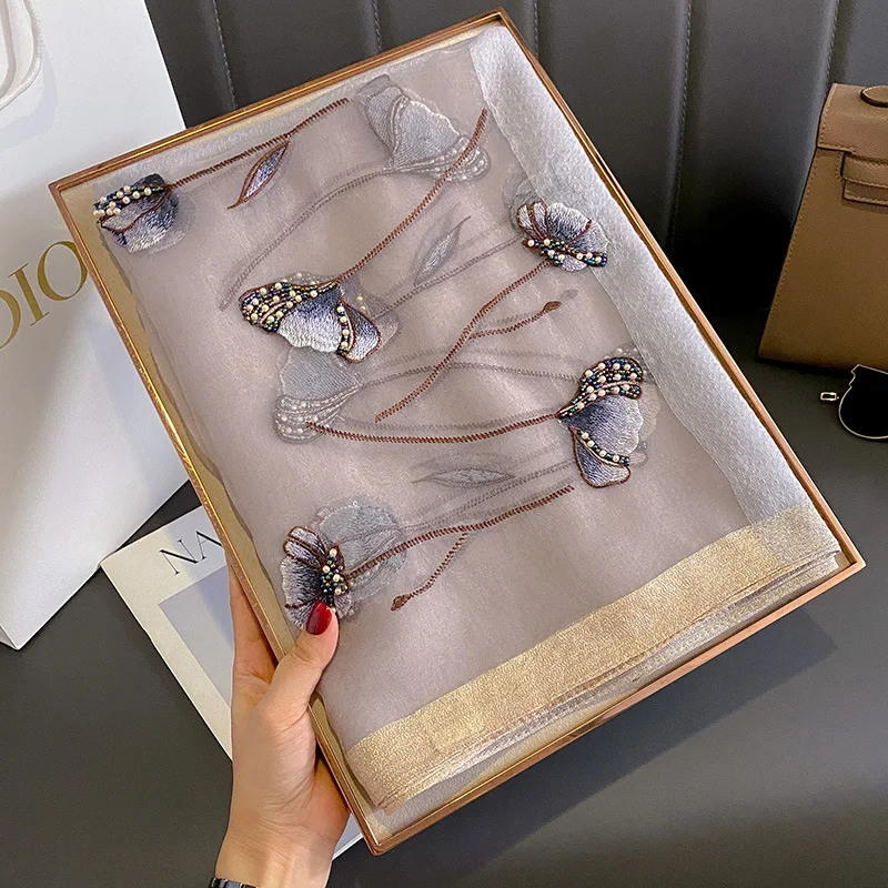 Sciarpa misto lana e seta semi trasparente con tulipani e perline per mezze stagioni (90*180cm) 65 Sciarpa misto lana e seta semi trasparente con tulipani e perline per mezze stagioni (90*180cm) - immagine 25