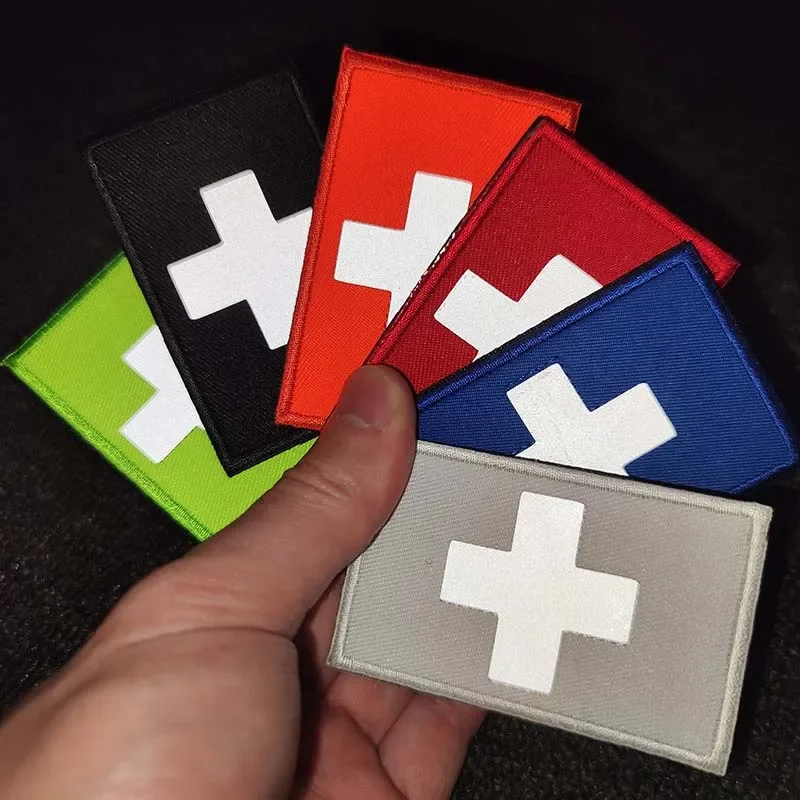 Reflektierender medizinischer Kreuz-Moral-Patch mit Klettverschluss, Emblem-Stickerei-Abzeichen, Erste Hilfe, Sanitäterrettung, militärisch, taktisch auf Rucksack