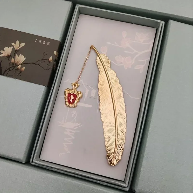 סימניה מופלאה של הארי פוטר עם פרוות זהב, סניץ', הוגוורטס, האפלפאף, רבנקלאו, סליתרין, גריפינדור ותליון עם תליון