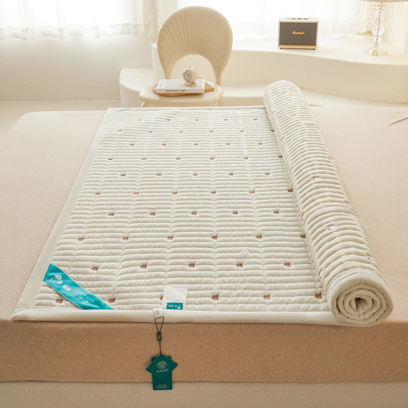 1pc Solid Color Milk Velvet Mattress Pads Winter Warm Four Corners With Elastic Band 매트리스커버 Soft Bear Embroidery 200X200CM 야전침대