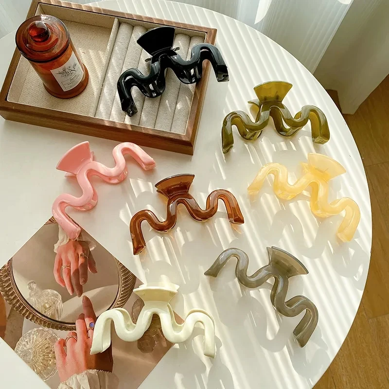 

Simple High Premium Letter Shark Clip Fashion 13cm Extra Large Jelly Color M Plastic Hair Clip Claw Hair Accessories
