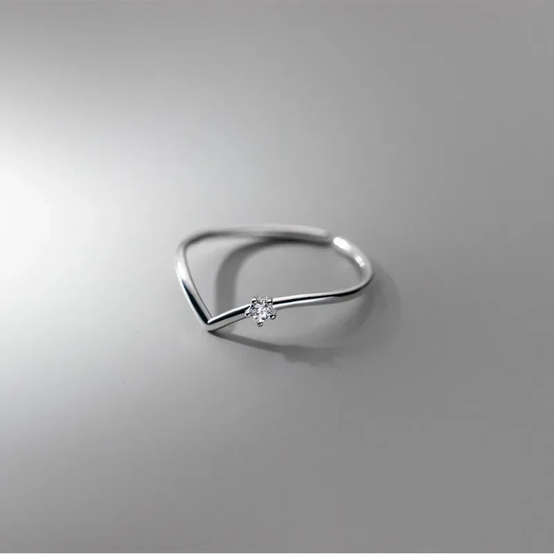 Anillo en V con circonita de cristal