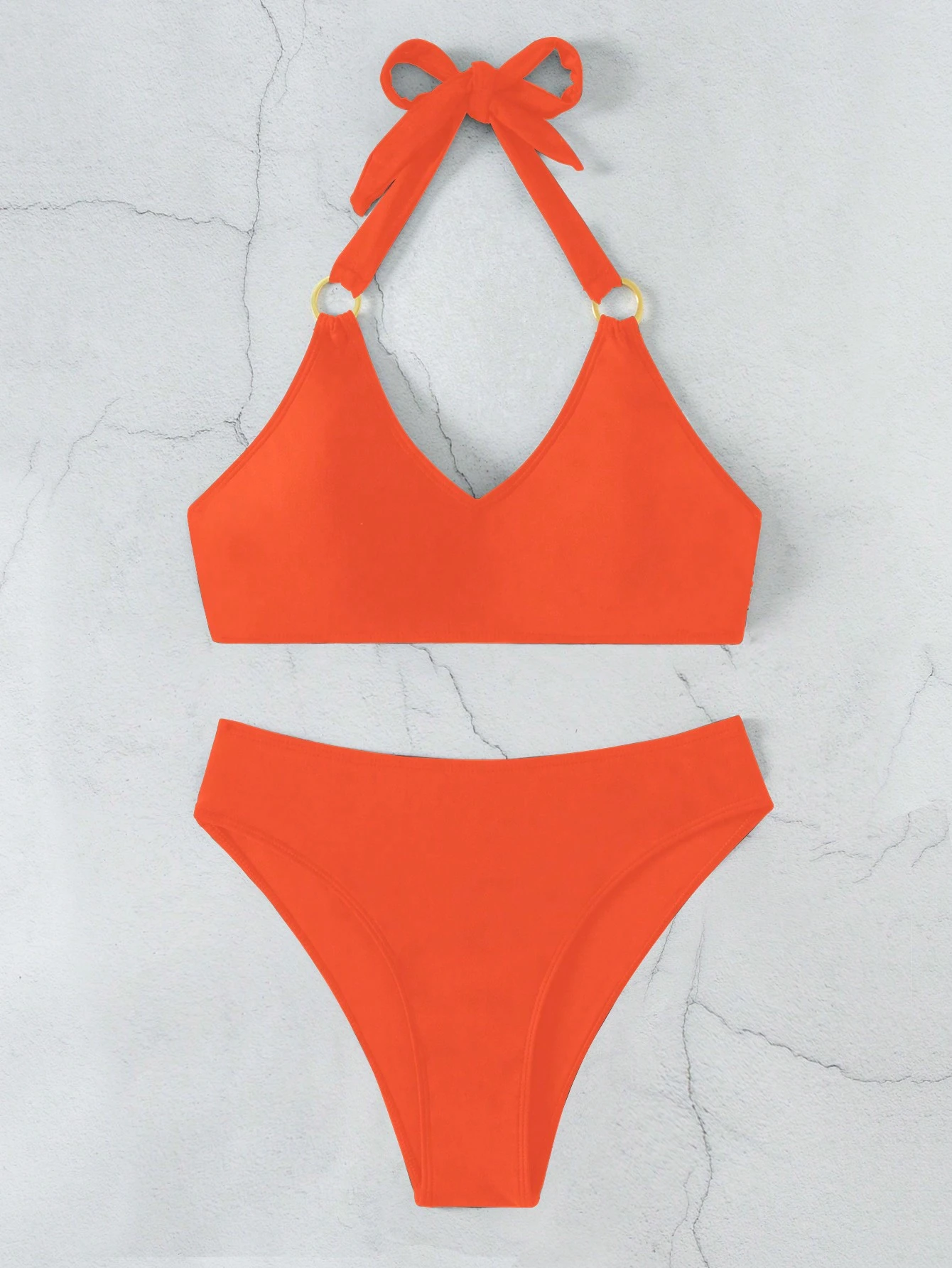 The solid color bikini is youthful and energetic, suitable for students to surf and walk by the sea