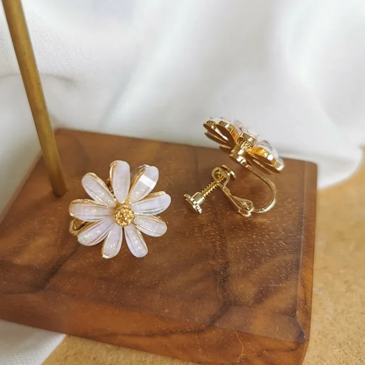 

Women Spring Summer Temperament Small Fresh White Flowers Clip on Earrings Simple Small Daisy Earrings Non Pierced Ear Clip