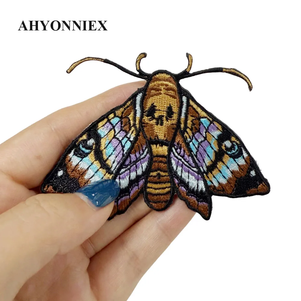 1PC Bunte Motten Gestickter Patch Eisen Auf Nähen Auf Patches Für Kleidung Kappe Tasche Jacke DIY Geschenk Natur Abzeichen mit Kleber
