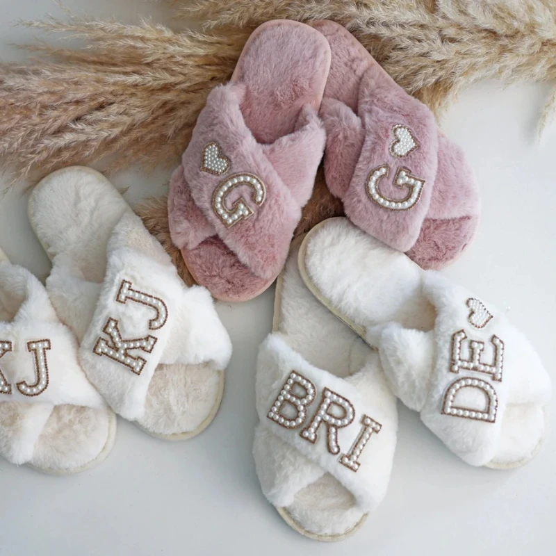 Personalisierte goldene Perle Buchstabe Brautjungfern flauschige Hausschuhe individuelle Brautjungfern Vorschlag Bachelorette Party Trauzeugin Geschenk