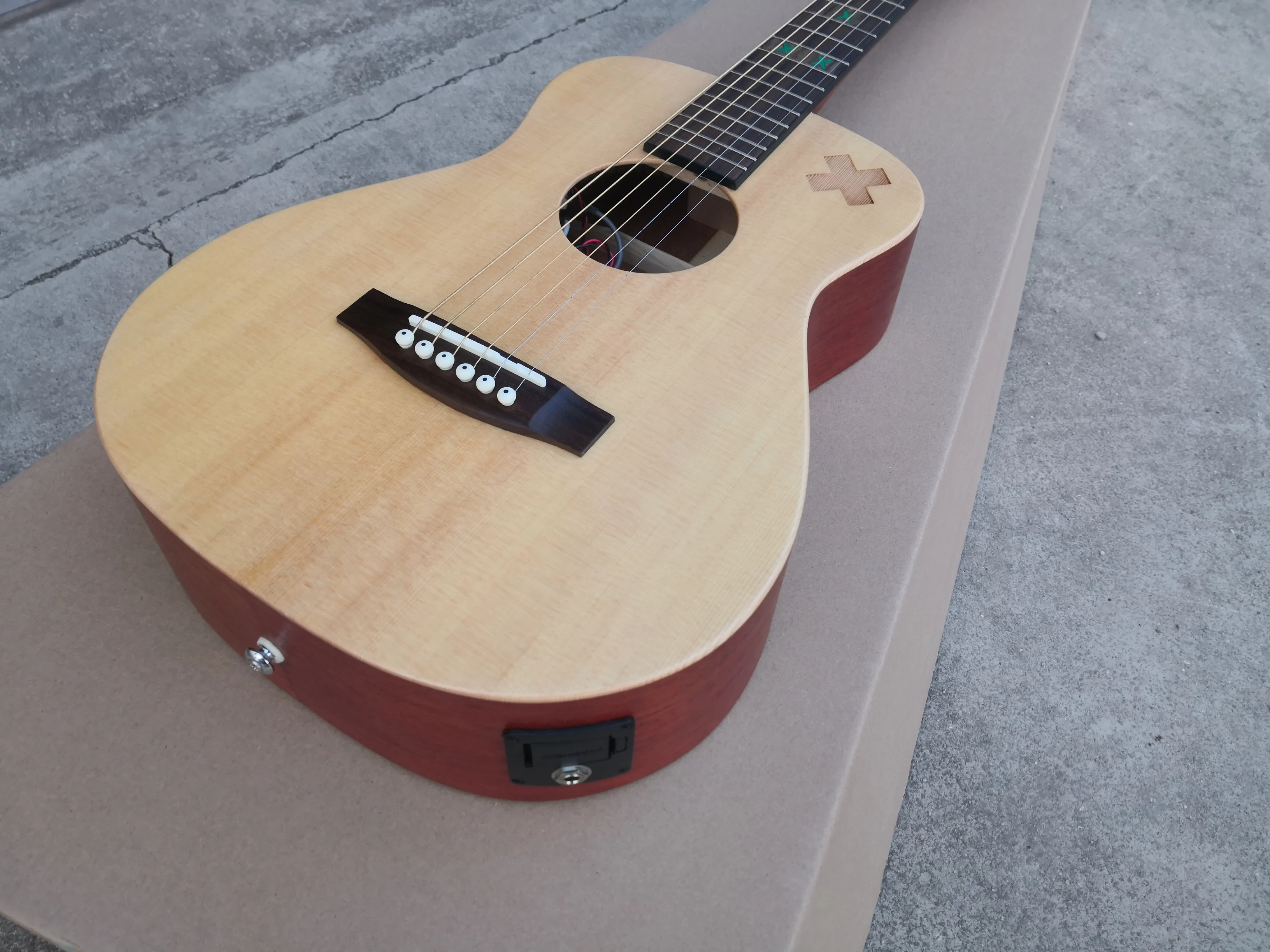 

В наличии 34 дюймовая Акустическая гитара, фольклорная гитара, корпус из твердой ели, Черное Красное дерево, EQ, Детская гитара, childen