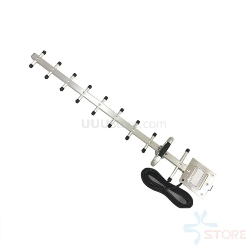 Antenne YAGI 13dBi en gros plan, détail des éléments métalliques et du boîtier étanche.