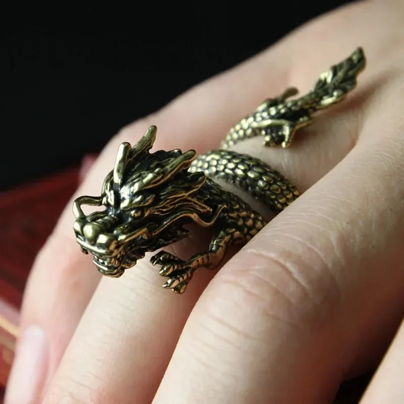 Anillo Vintage De Oro Macizo De 24 Quilates Con Rubí, Esmeralda Y Cabeza De Dragón. Talla 10. - México