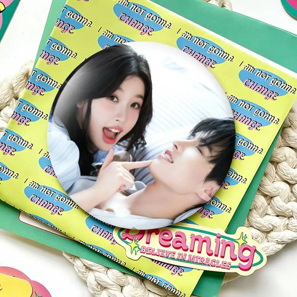 스피드 앤 러브 진 자오 장 무 에스더 헤 유 배지 25 32 44 58 75mm 원형 팬 컬렉션 친구 선물 브로치 기념품