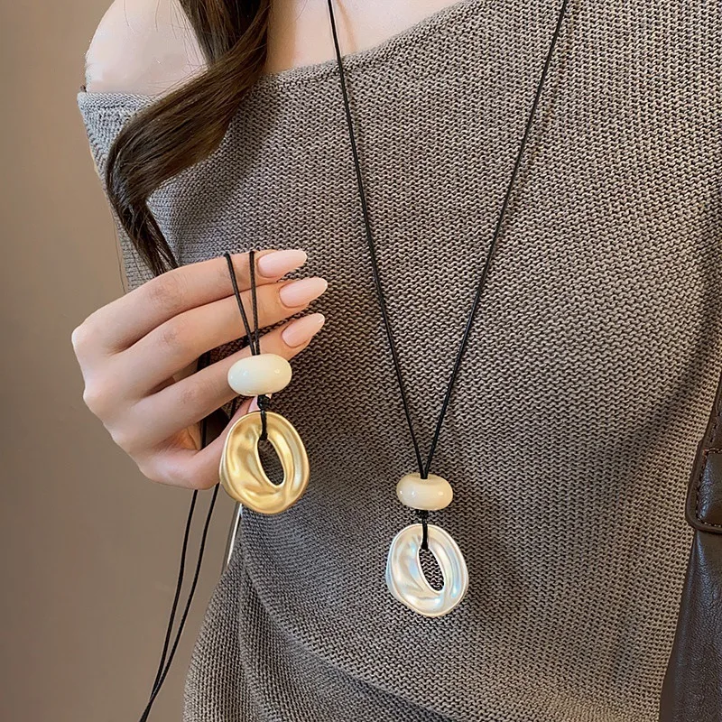 Collar largo con colgante irregular