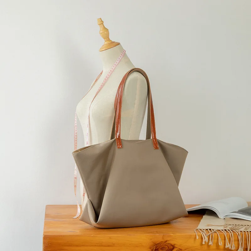 

Новинка 2024, внешний вид в виде крыльев летучей мыши, дизайнерская нейлоновая ткань Оксфорд, вместительная сумка-тоут, повседневная простая универсальная фотосумка