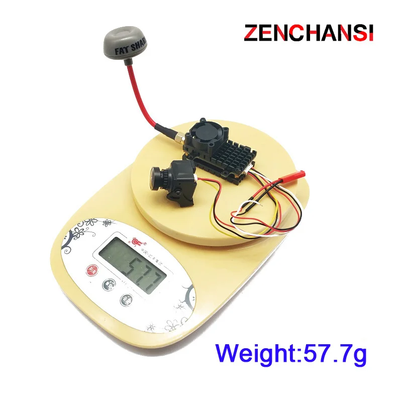 Utilisateur portant la combinaison FPV UVC avec récepteur USB, prêt pour le vol FPV.