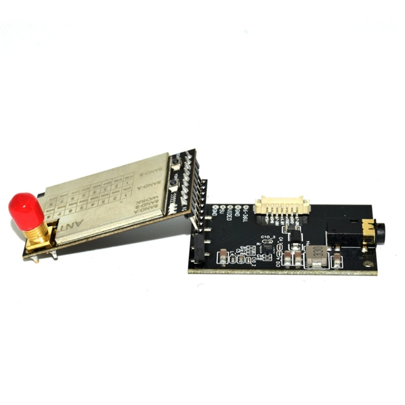 Détail des ports et du dissipateur thermique du récepteur vidéo FPV 3.3Ghz AAAEL-3.3G VRX pour longue portée.